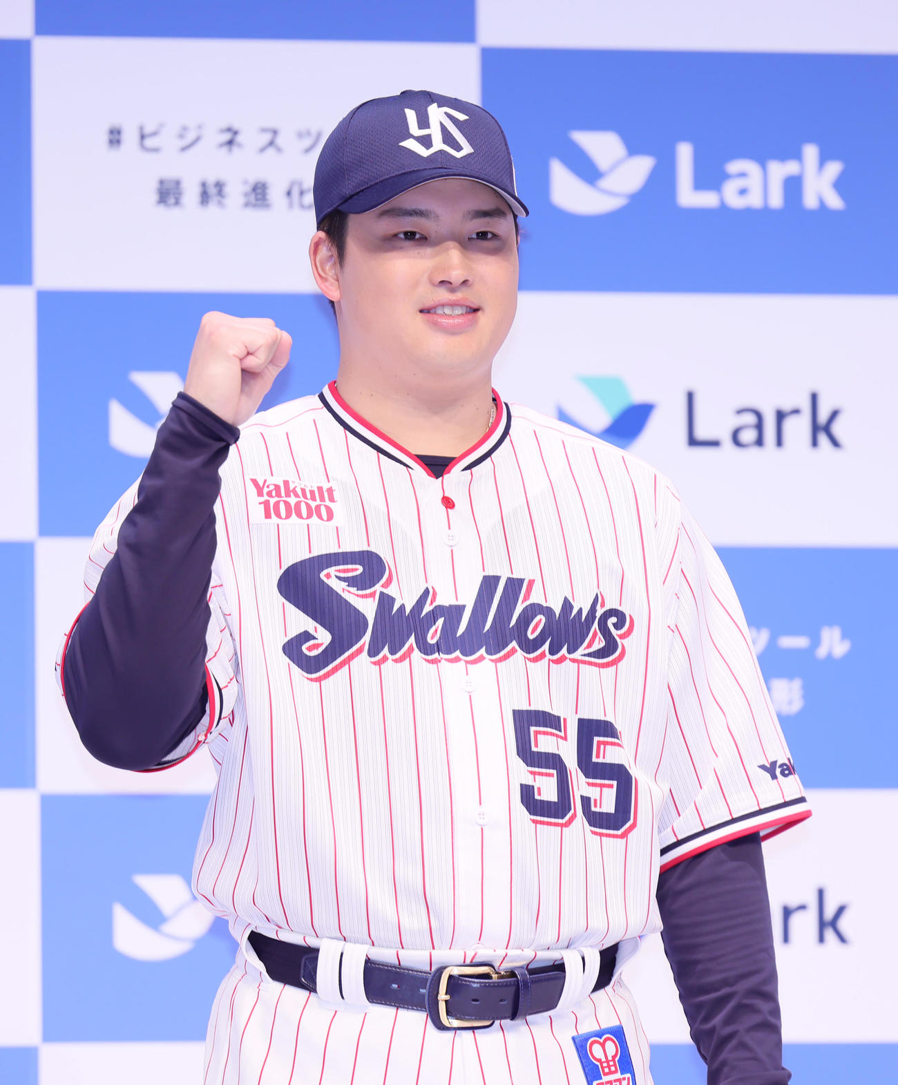 「Lark」新CM発表会に登場したヤクルト村上（撮影・足立雅史）
