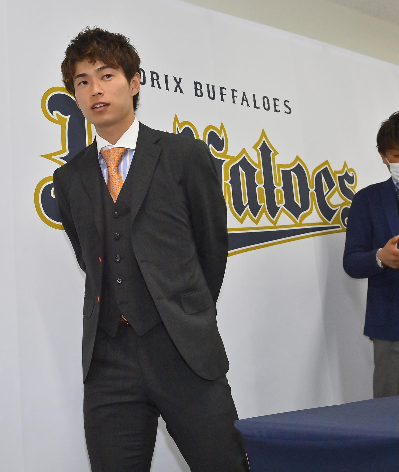 現状維持で契約更改を終え引き揚げるオリックス山岡（撮影・和賀正仁）