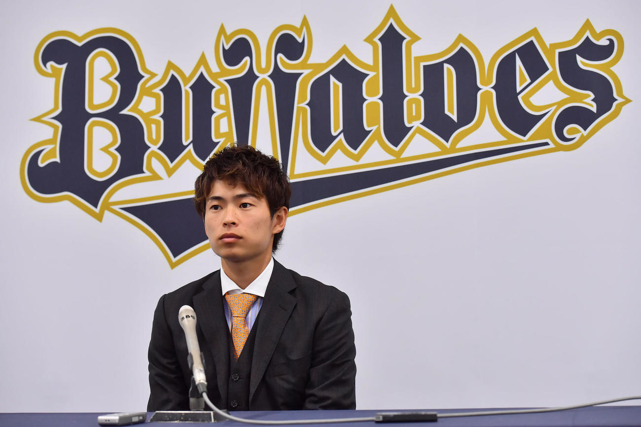 現状維持で契約更改を終え会見するオリックス山岡（撮影・和賀正仁）