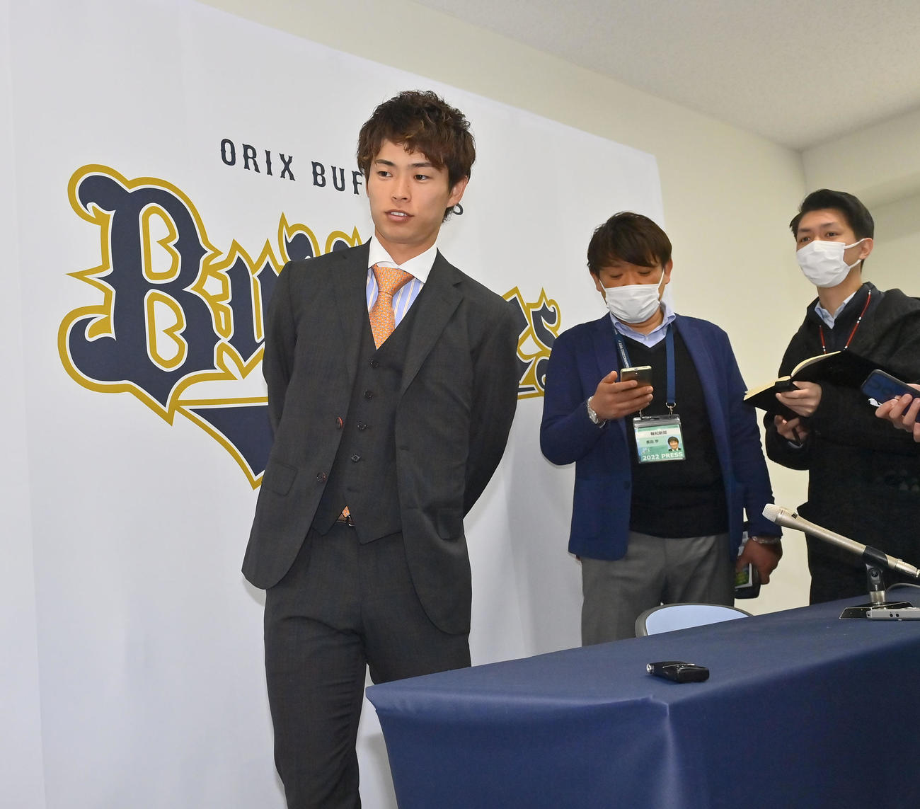 現状維持で契約更改を終え引き揚げるオリックス山岡（撮影・和賀正仁）
