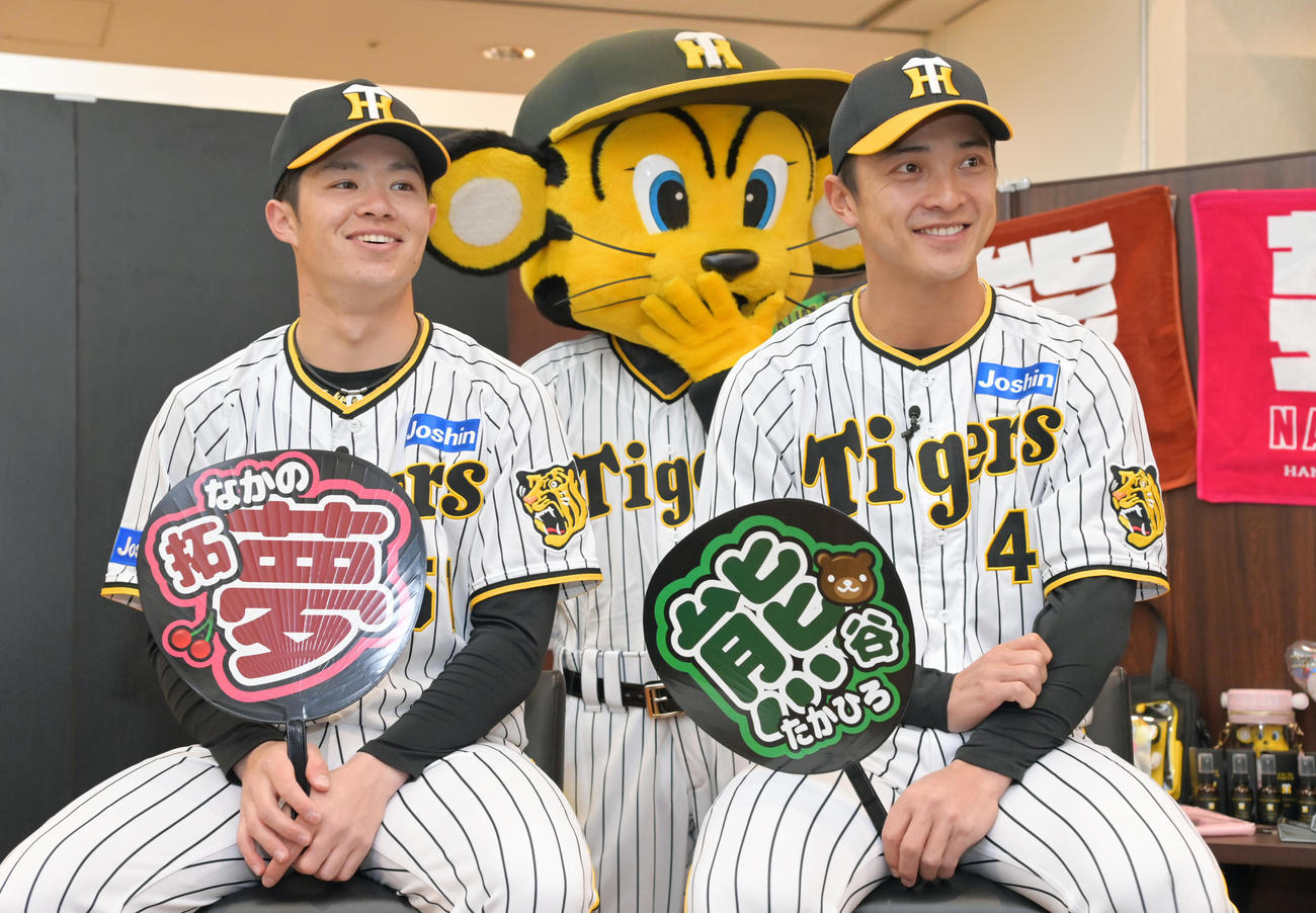 新作グッズの紹介で笑顔を見せる阪神中野（左）と熊谷