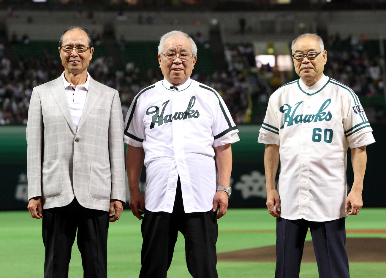 2013年8月31日、レジェンドホークスのセレモニーで記念撮影におさまる、左から王貞治球団会長、野村克也氏、門田博光氏