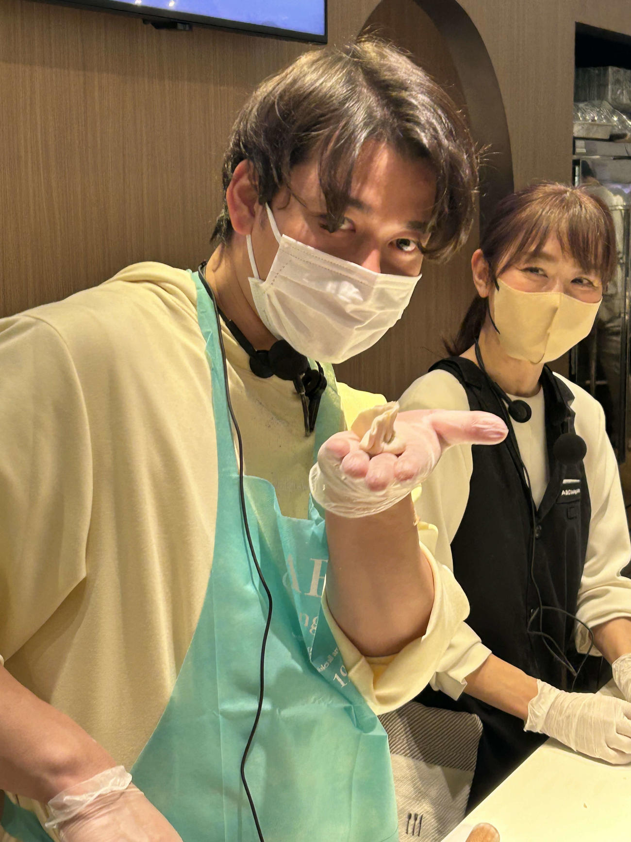 ギョウザの具を皮に包み、左手に乗せる巨人高梨（撮影・上田悠太）