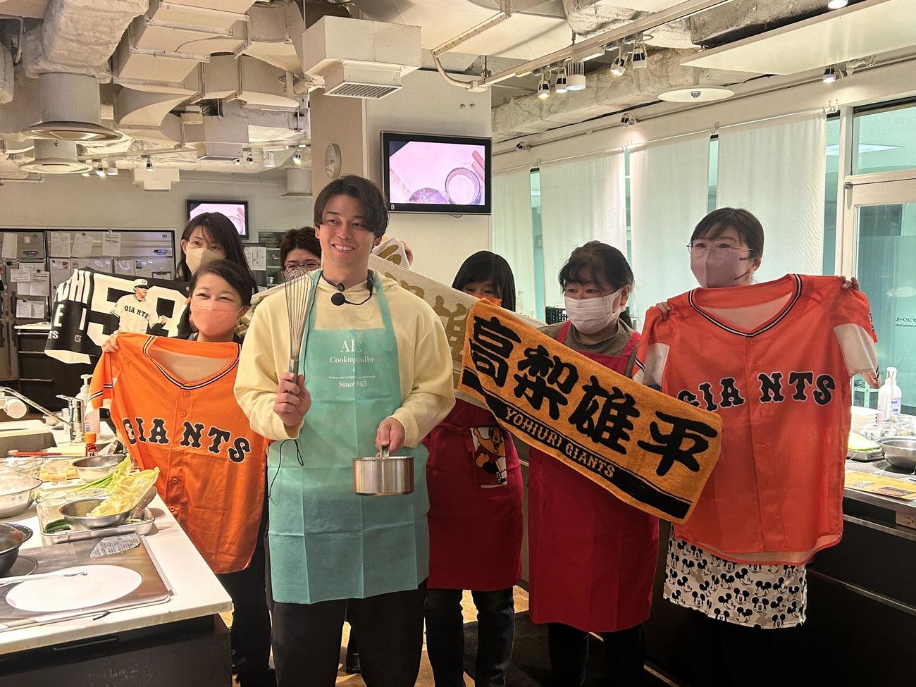 料理教室の参加者と笑顔の巨人高梨