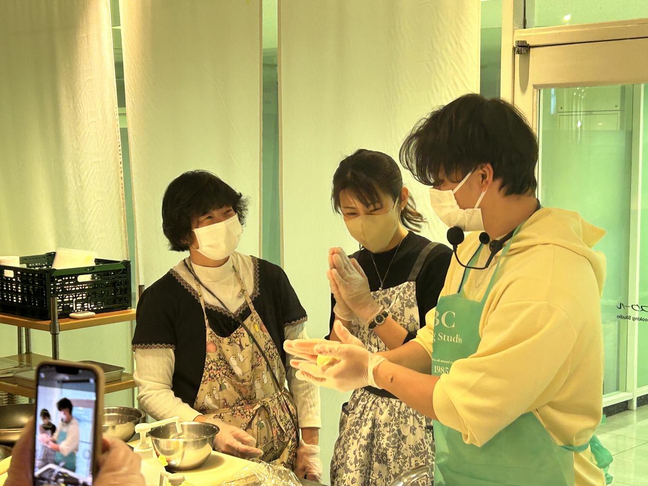 料理教室の参加者と餃子作りをする巨人高梨
