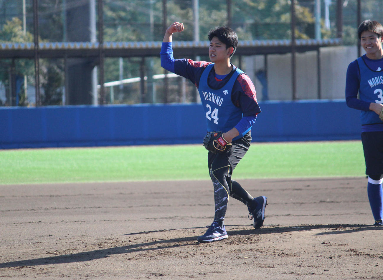 マウンドでノックを受けるDeNAドラフト2位の吉野（撮影・久保賢吾）