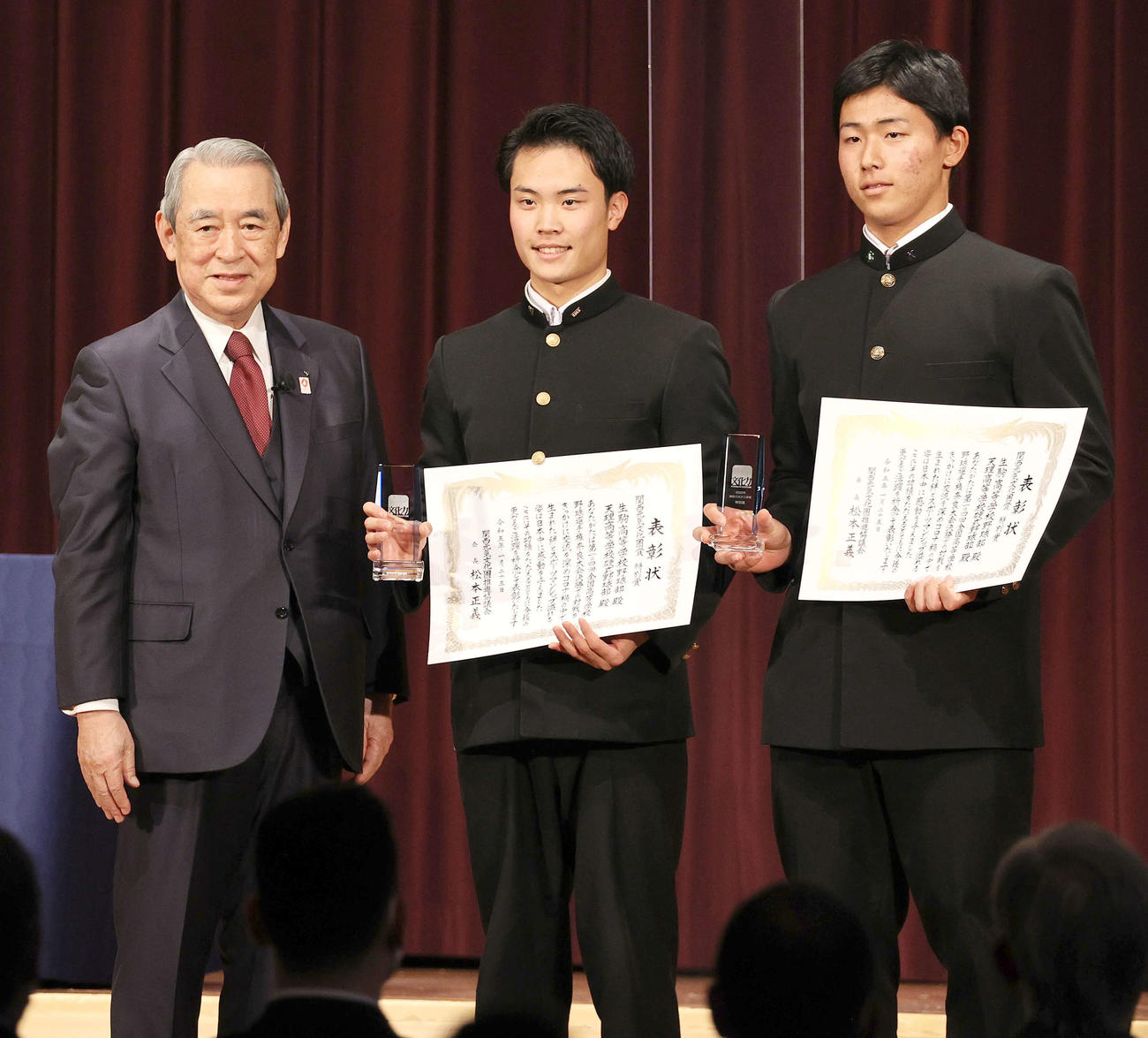 「関西元気文化圏賞」の特別賞を受賞し表彰を受ける生駒の熊田主将（中央）と戸井零士（右）（撮影・上山淳一）
