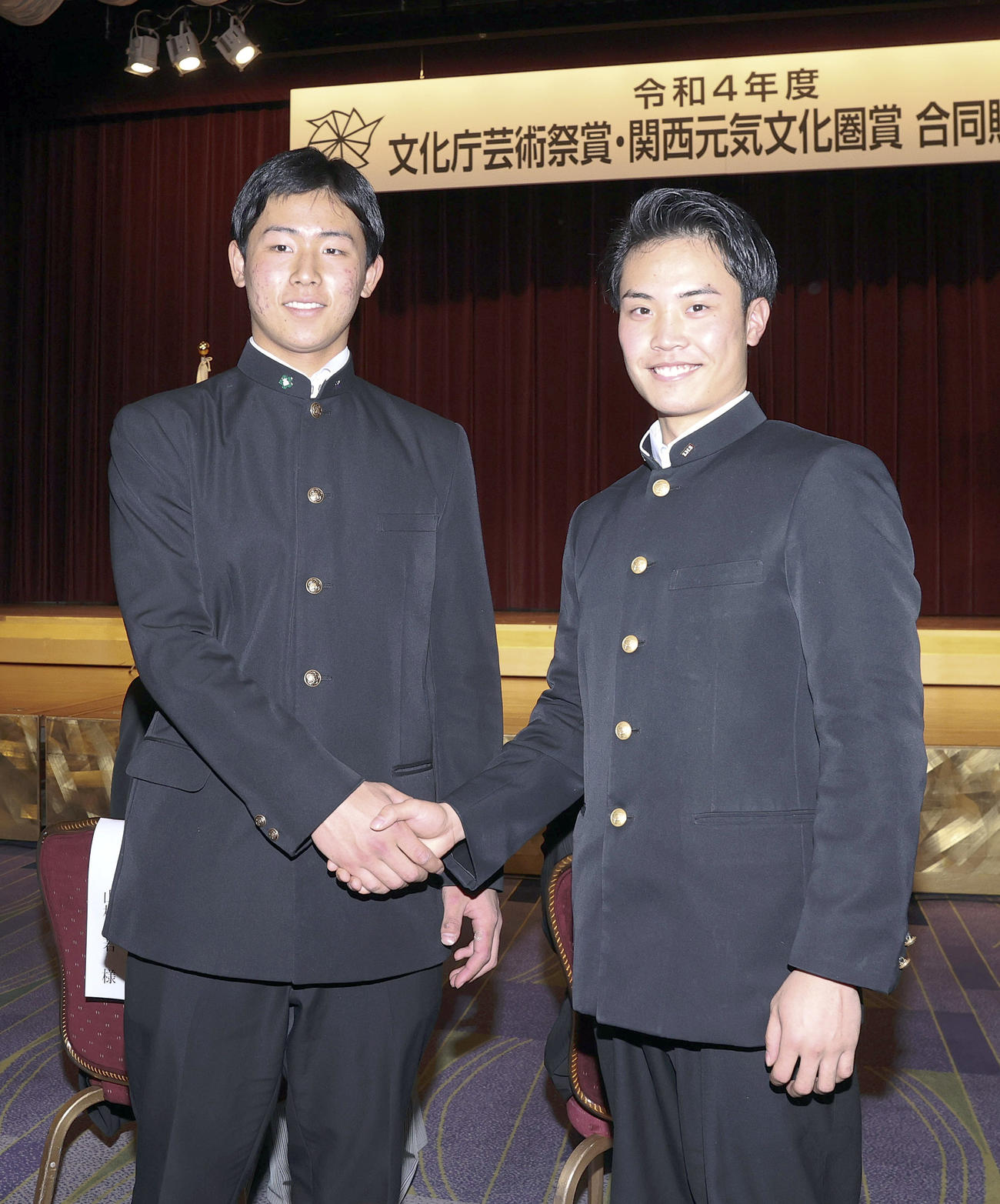 戸井零士（左）は「関西元気文化圏賞」の贈呈式に出席し、笑顔で生駒の熊田主将と記念撮影に納まる（撮影・上山淳一）