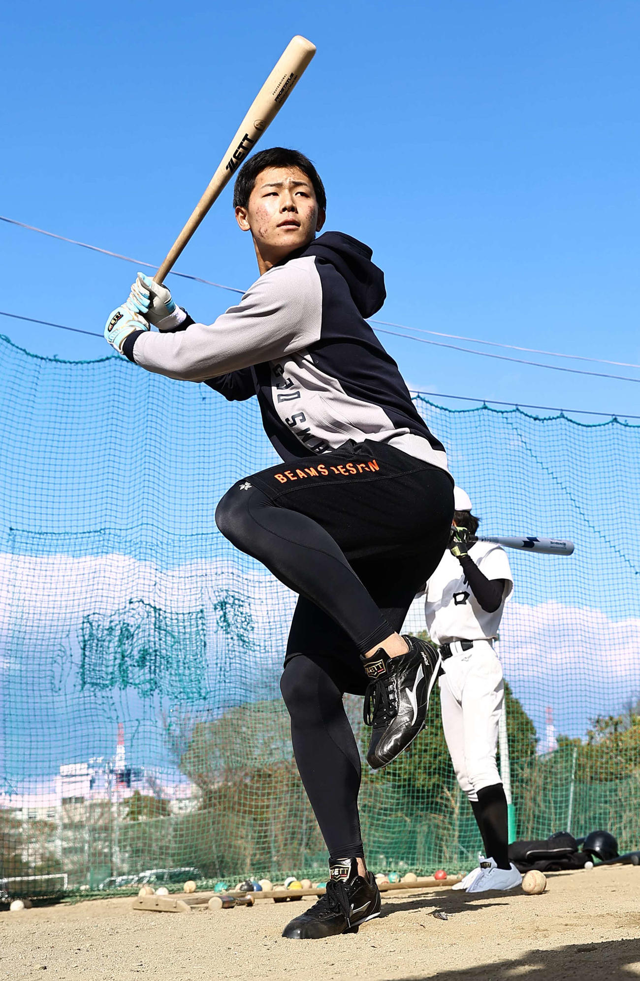 4日、自主トレで打撃練習を行う戸井零士