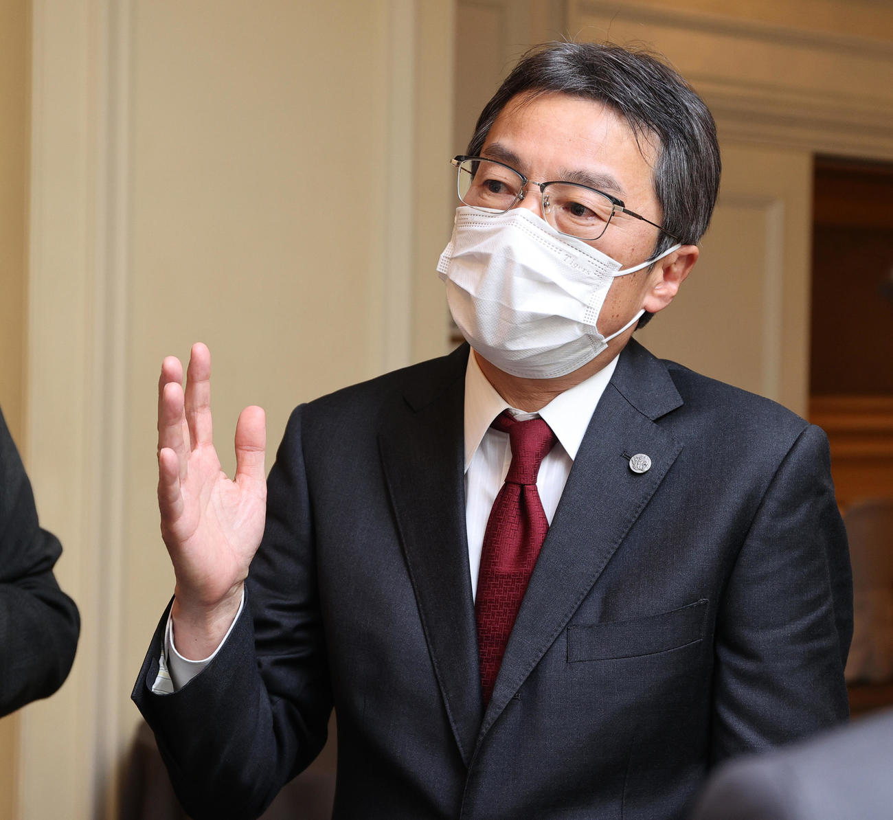 「甲子園歴史館運営会議」を終え報道陣に話す阪神百北社長（撮影・上山淳一）