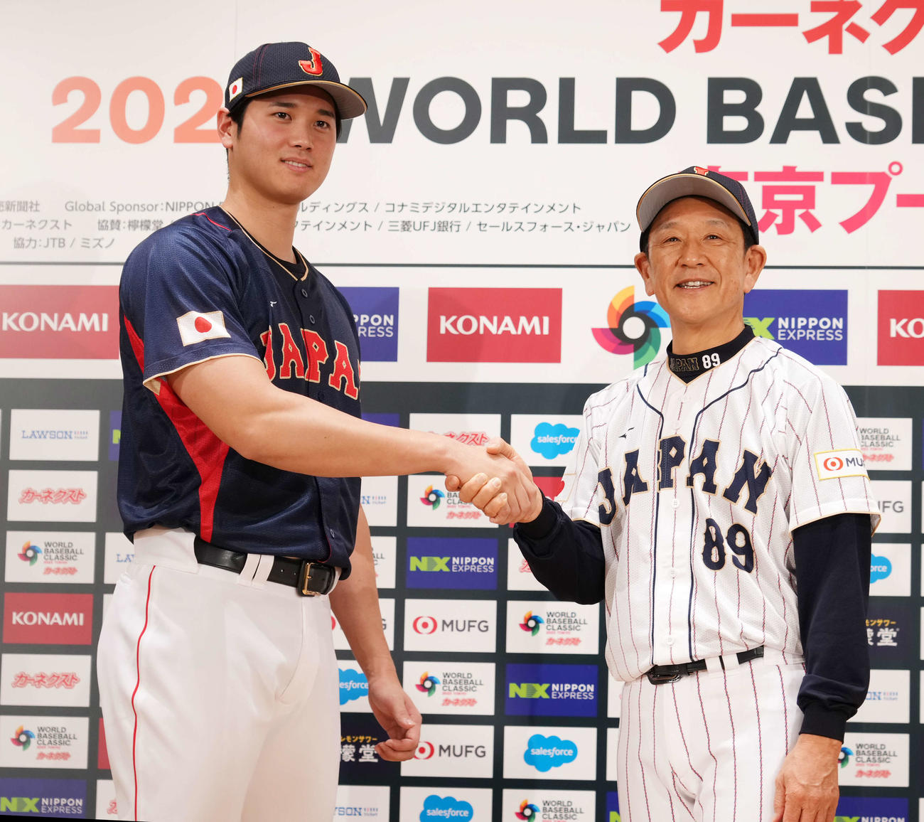 6日、WBC代表先行発表会見で握手をする大谷（左）と栗山監督