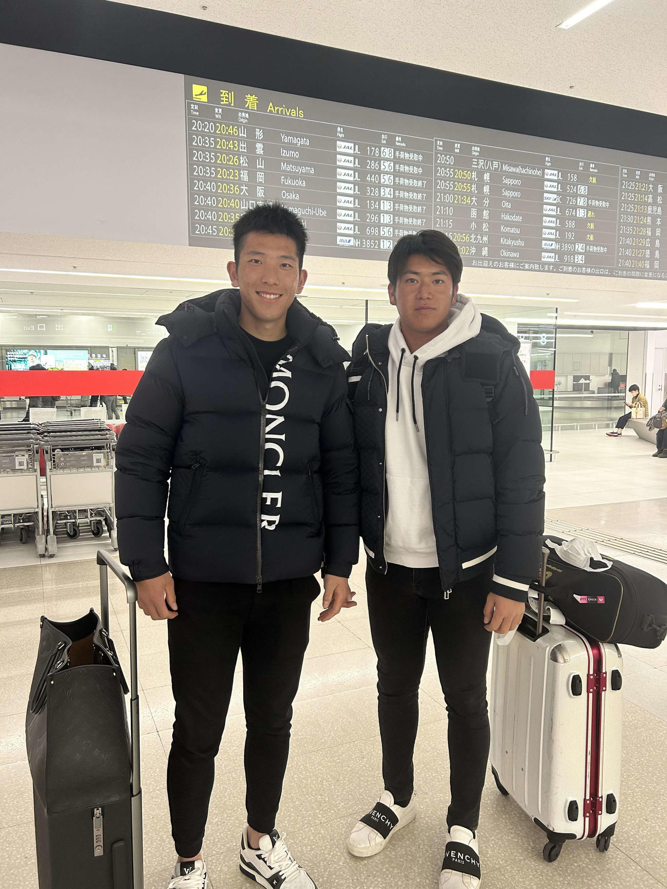 帰京して笑顔の巨人戸郷（左）と練習パートナーでのBC群馬山上（撮影・上田悠太）