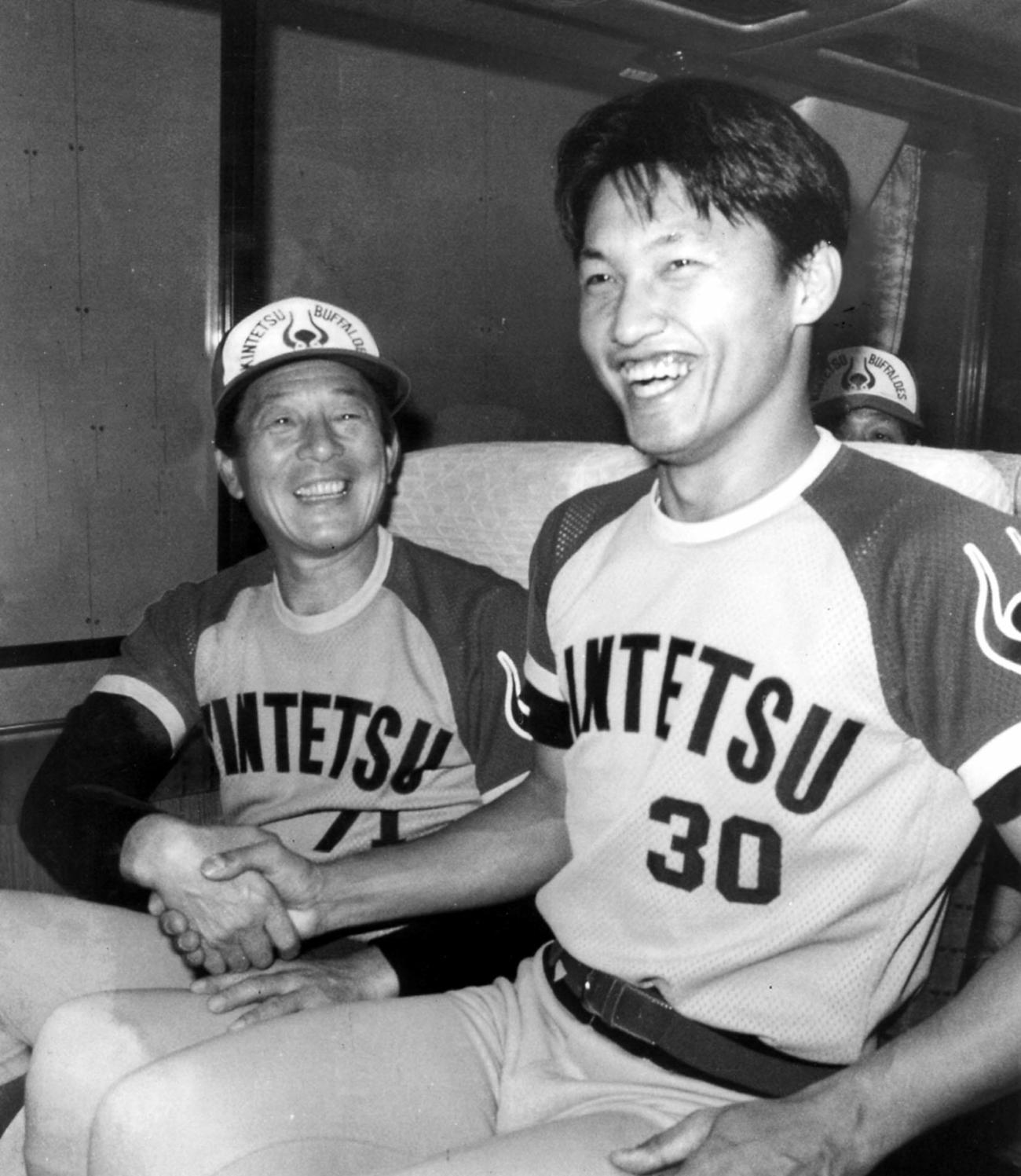 89年10月24日、加藤哲郎（右）の力投で日本一に王手をかけ、近鉄仰木監督は大喜びでガッチリ握手をかわす