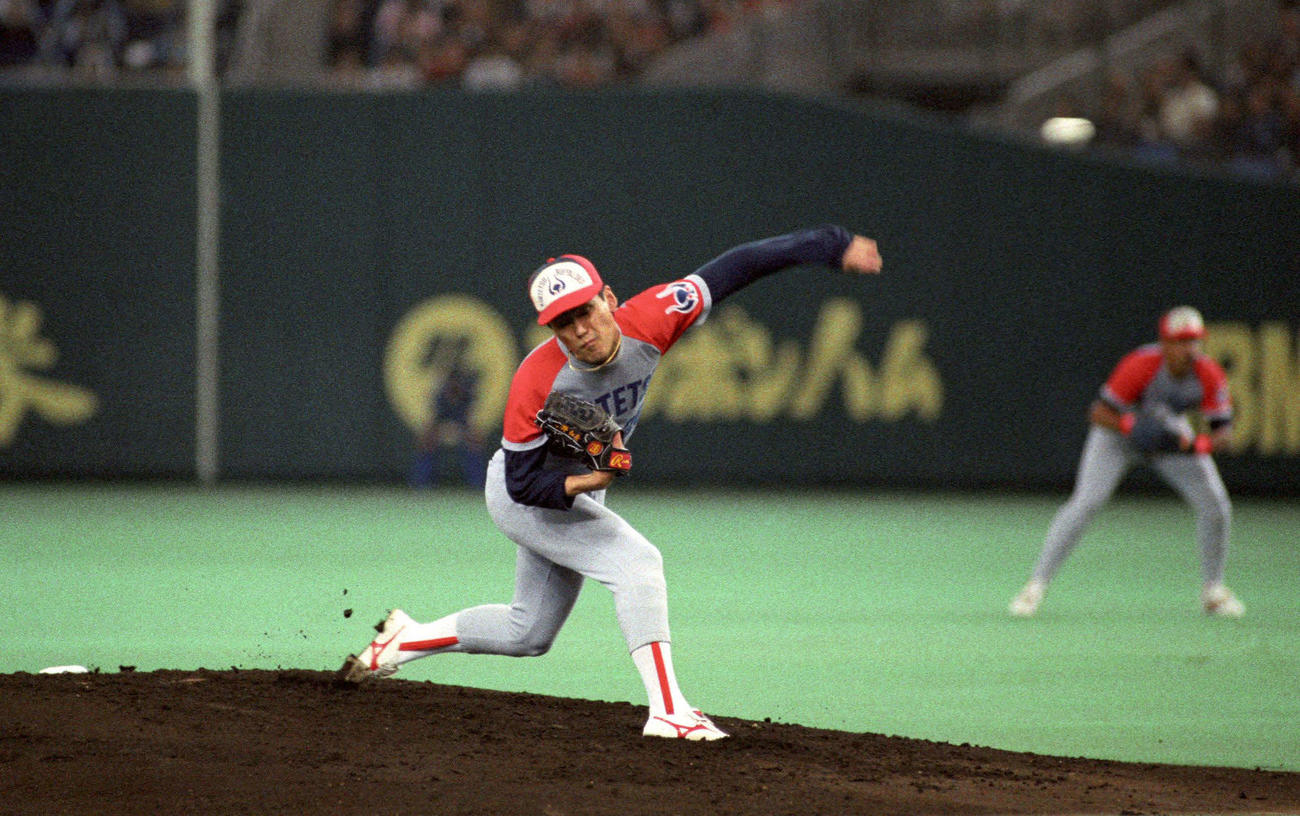 89年10月25日、日本シリーズ第4戦　巨人対近鉄　先発マウンドに上がる小野