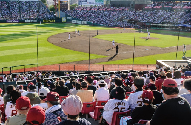 内野指定席三塁側。平日のミックスシートは通常の半額以下です（楽天野球団提供）
