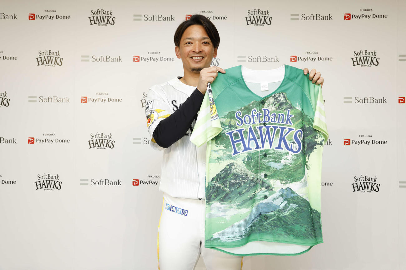 「ファイト！　九州2023ユニホーム」をPRするソフトバンク東浜（C）SoftBank HAWKS