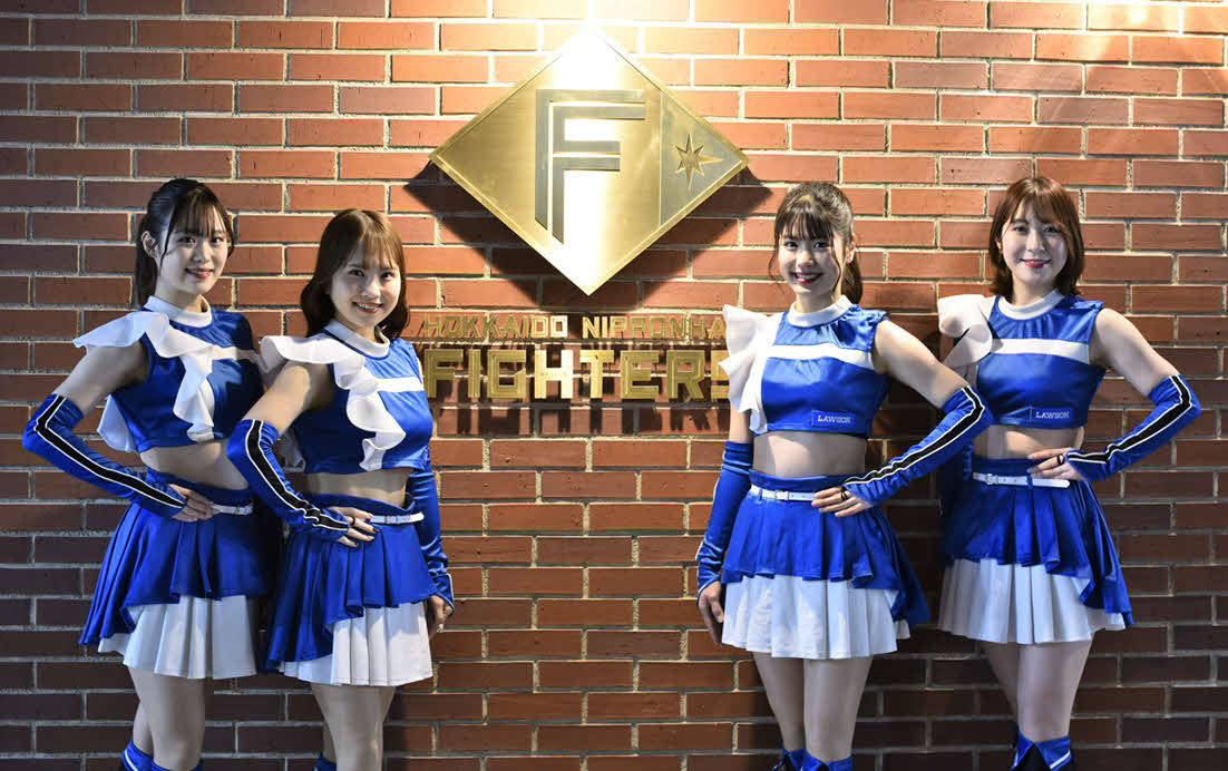 スタジアムツアー専属ガイドを務めるファイターズガール（提供写真）