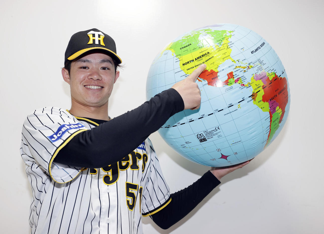 侍ジャパンに選出され、笑顔で米国を指さす阪神中野（撮影・前田充）