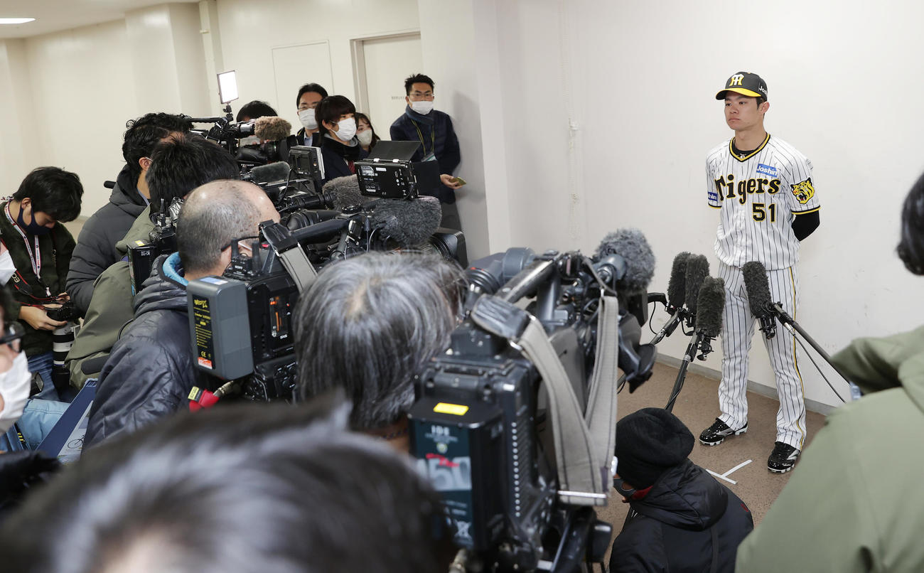 侍ジャパンに選出され、取材に応じる阪神中野（右）（撮影・前田充）