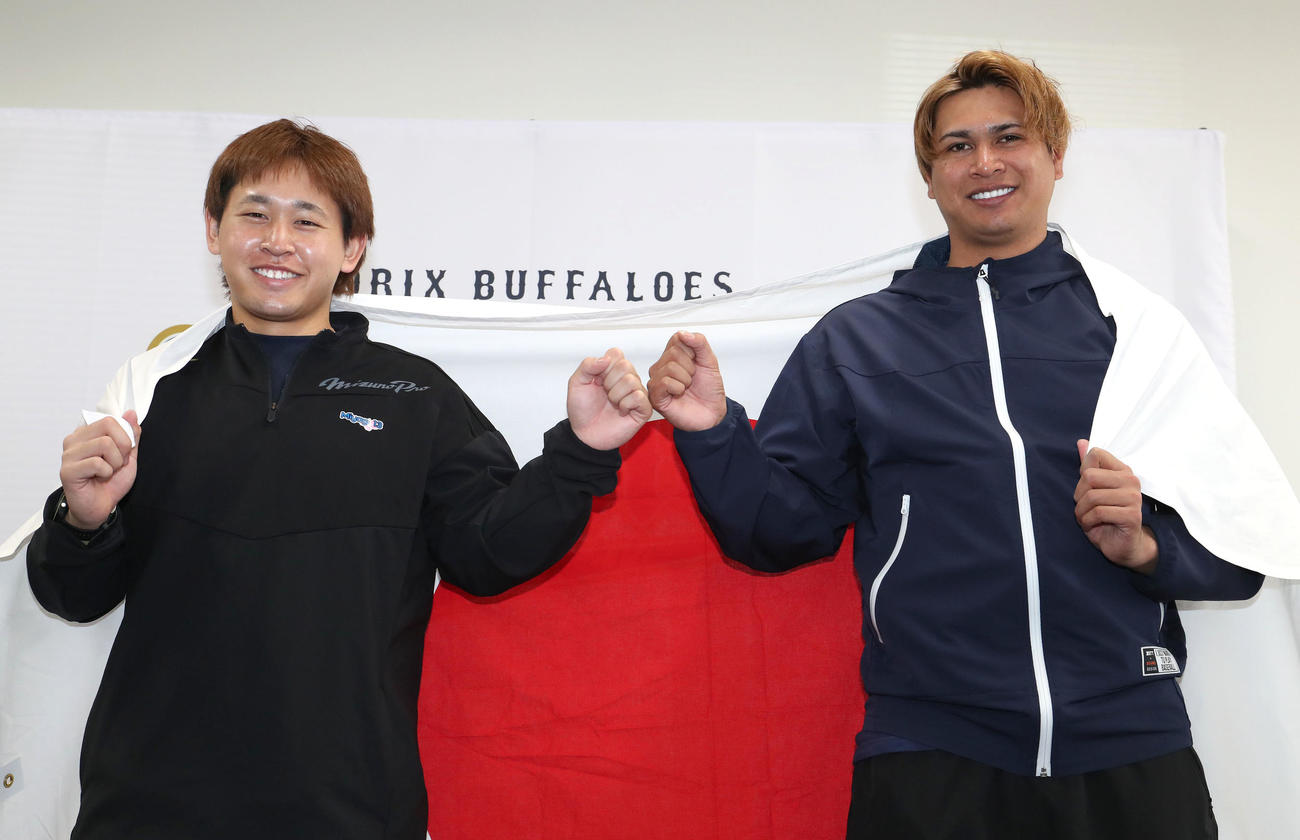 WBC侍ジャパンのメンバーに選出され日の丸を持ってガッツポーズするオリックス宮城（左）と宇田川（撮影・白石智彦）