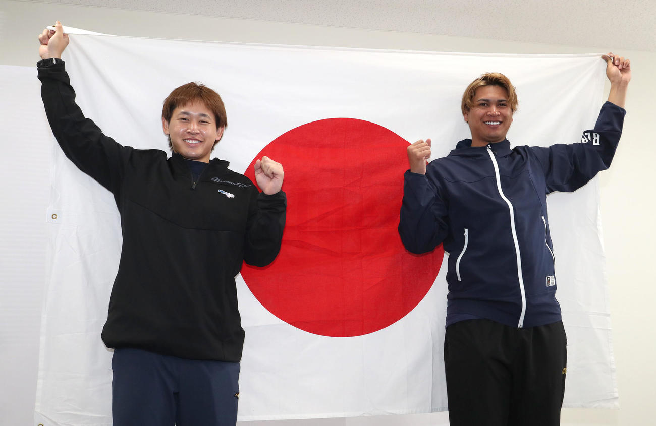 WBC侍ジャパンのメンバーに選出され日の丸を持ってガッツポーズするオリックス宮城（左）と宇田川（撮影・白石智彦）