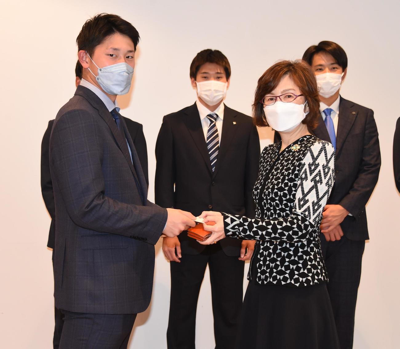 DeNA本社を訪れ南場オーナーと名刺交換するDeNAドラフト1位松尾（撮影・鈴木正章）