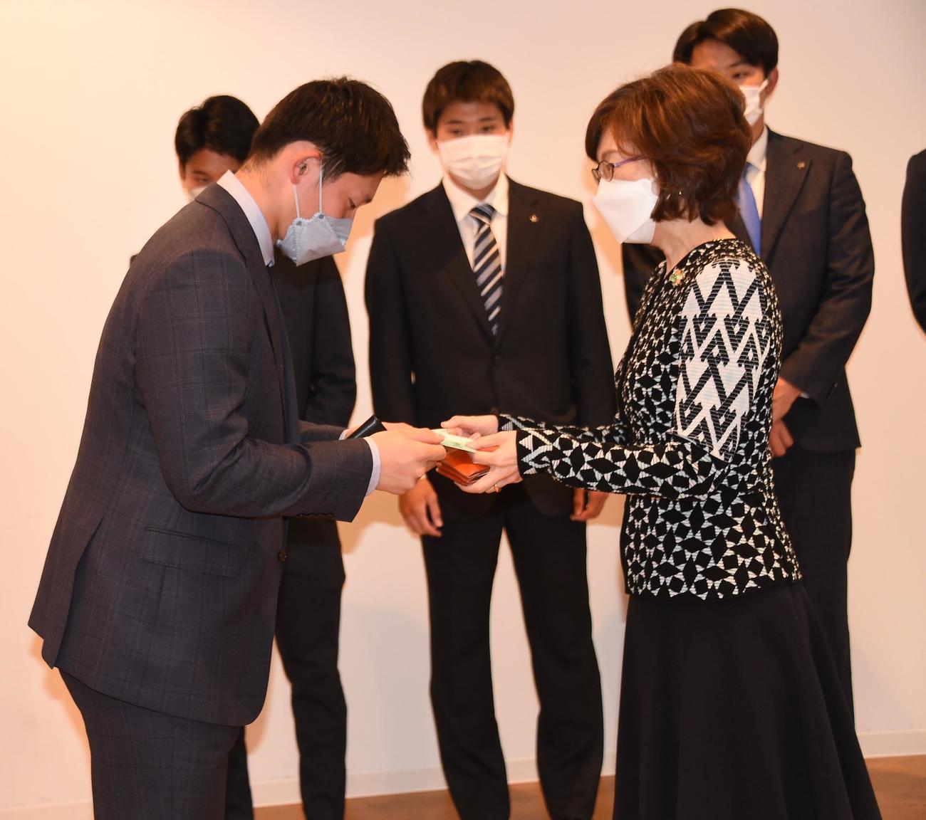 DeNA本社を訪れ南場オーナーと名刺交換するDeNAドラフト1位松尾（撮影・鈴木正章）