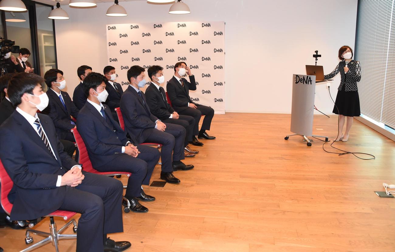 DeNA本社を訪れ南場オーナーの講義を聞くDeNAの新人選手たち（撮影・鈴木正章）