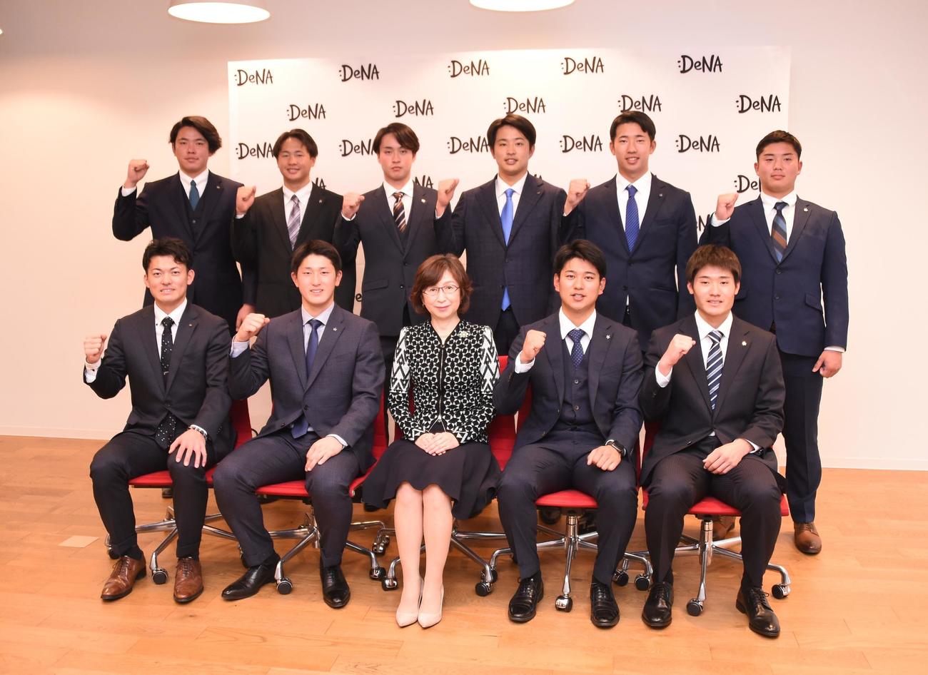 DeNA本社を訪れ南場オーナーと記念撮影に収まるDeNAの新人選手たち。前列左から3位林、1位松尾、1人おいて2位吉野、4位森下。後列左から育成4位渡辺、育成2位鈴木、5位橋本、育成1位上甲、育成3位今野、育成5位草野（撮影・鈴木正章）