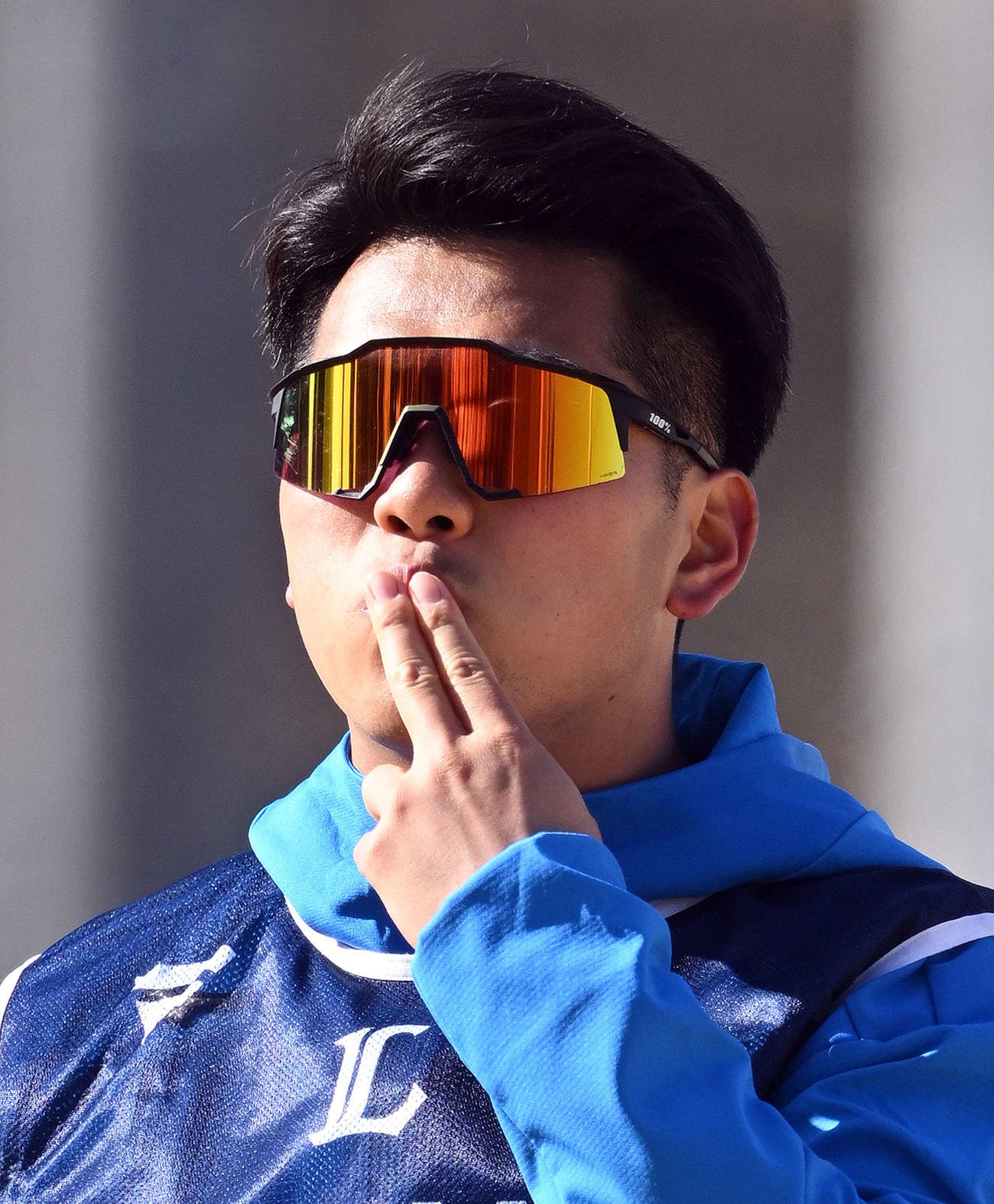 西武新人合同自主トレで唇に指を当てるドラフト1位蛭間（撮影・滝沢徹郎）