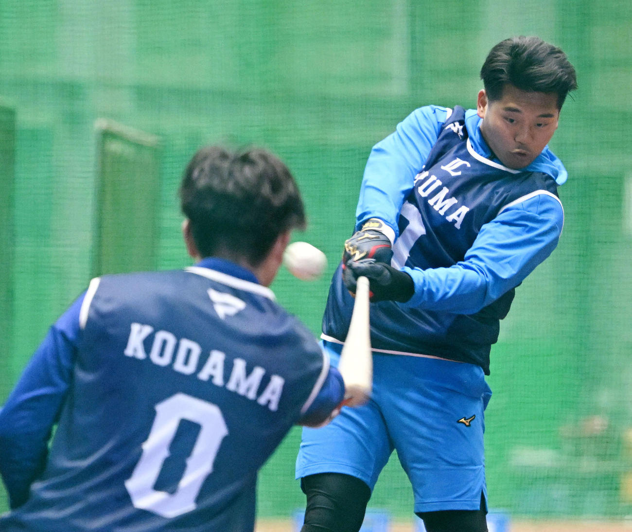 西武新人合同自主トレでトス打撃するドラフト1位蛭間（撮影・滝沢徹郎）