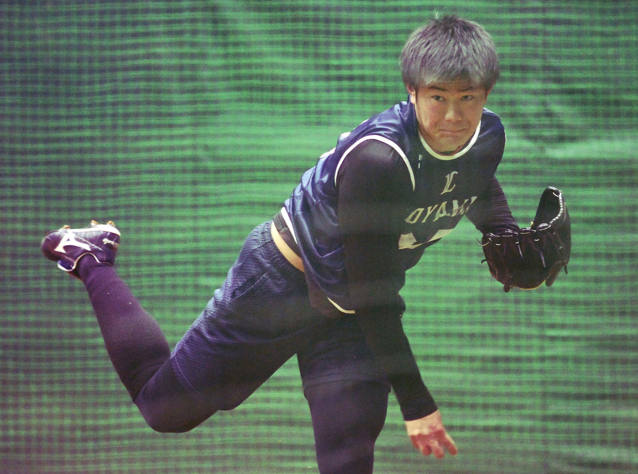 西武新人合同自主トレのブルペンで投球練習するドラフト4位青山（撮影・滝沢徹郎）