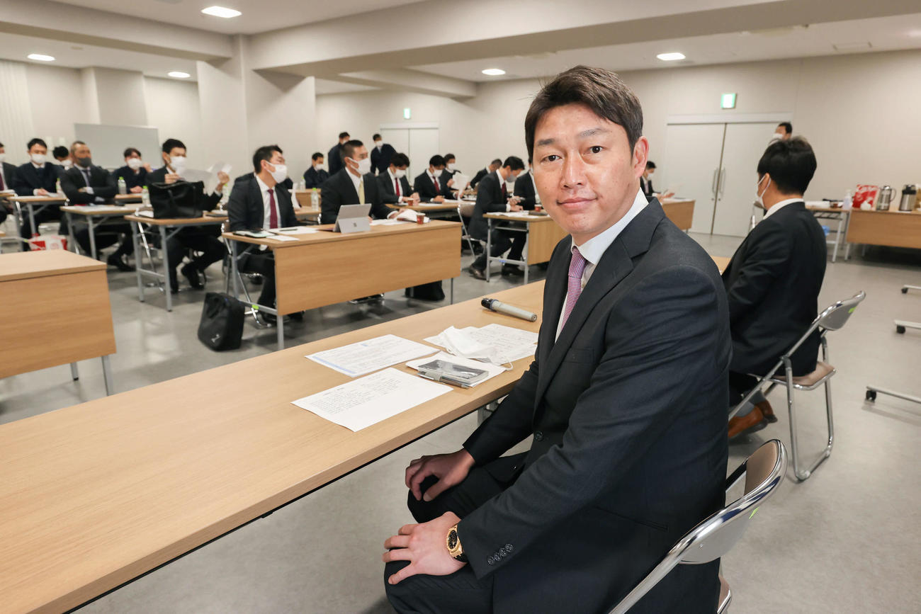 広島のスタッフ会議に出席する新井監督（球団提供）