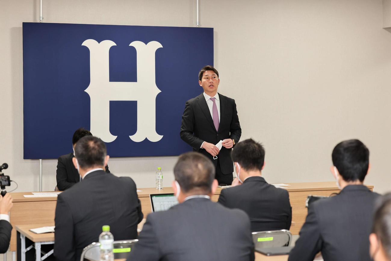 広島スタッフ会議で話す新井監督「写真提供：広島東洋カープ」