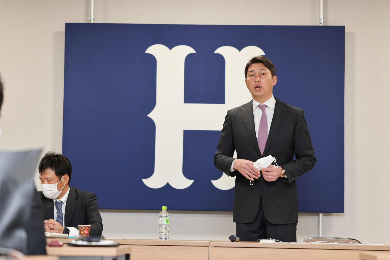 広島スタッフ会議で話す新井監督「写真提供：広島東洋カープ」