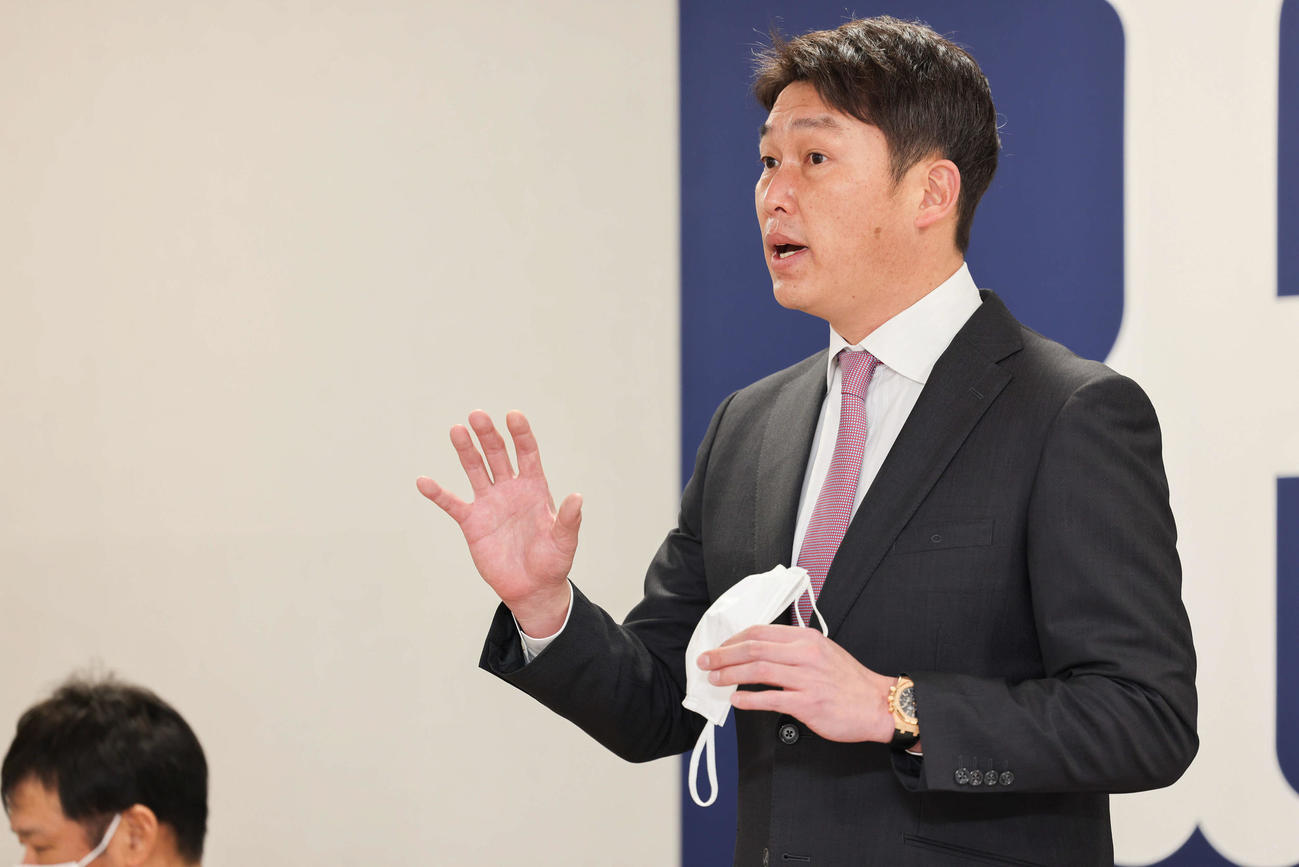広島スタッフ会議で話す新井監督「写真提供：広島東洋カープ」