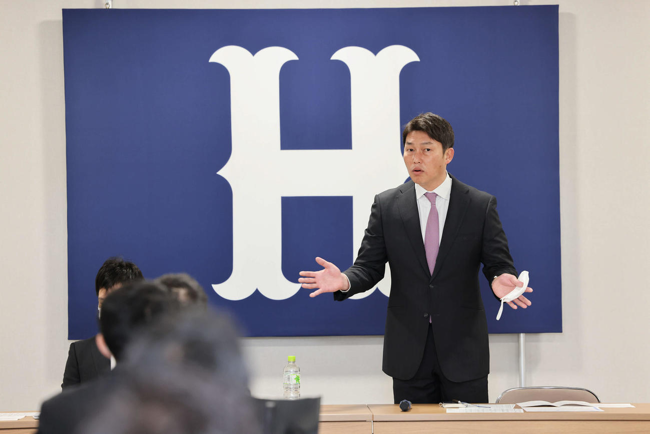 広島スタッフ会議で話す新井監督（球団提供）