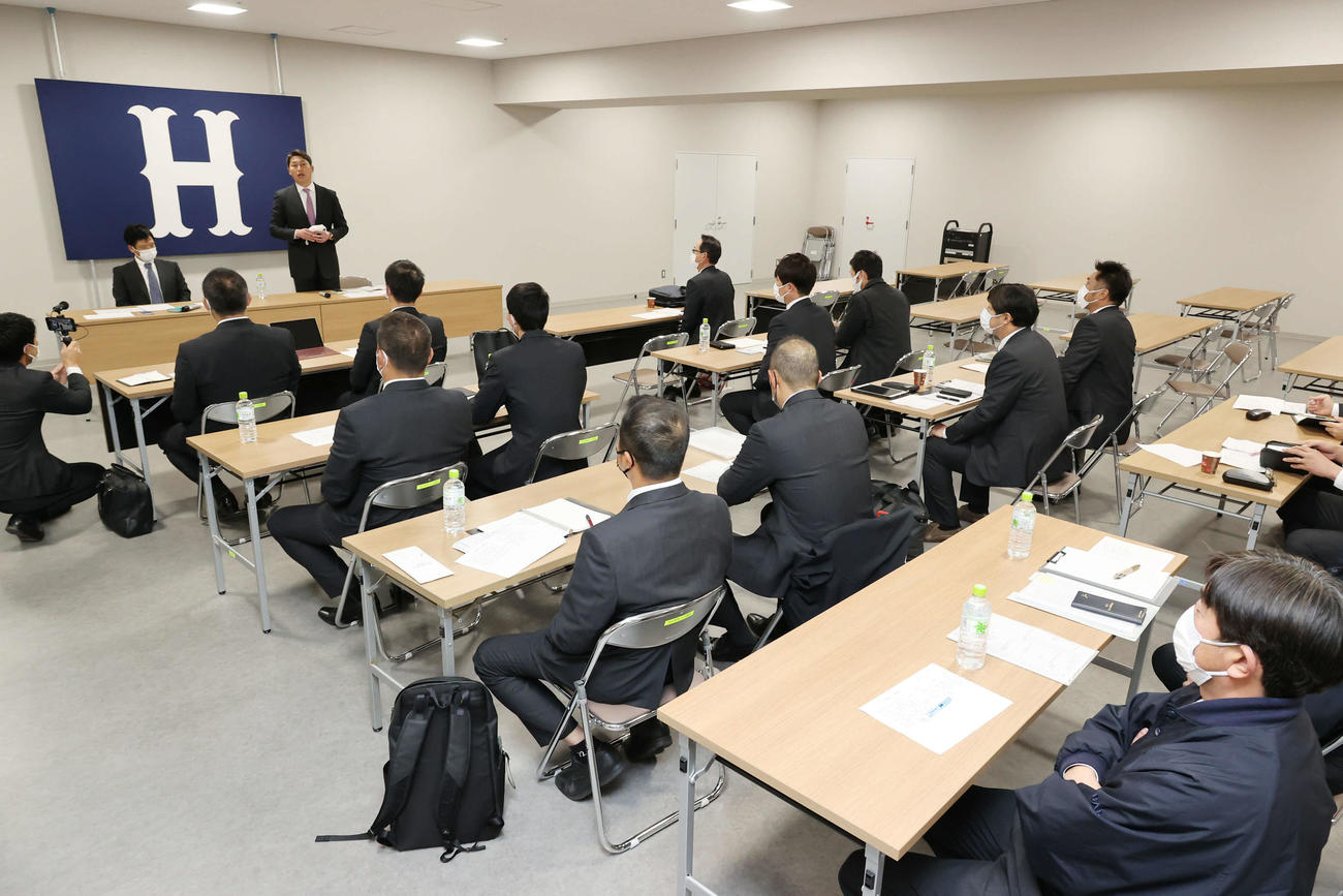 広島スタッフ会議で話す新井監督（左奥）「写真提供：広島東洋カープ」