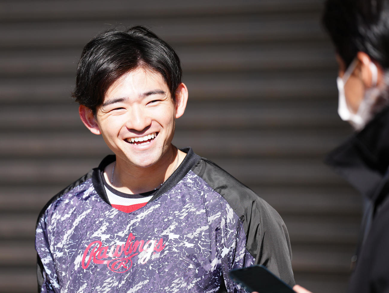 新人合同自主トレ後、取材に応じ、笑顔を見せる巨人ドラフト2位の萩尾（撮影・江口和貴）