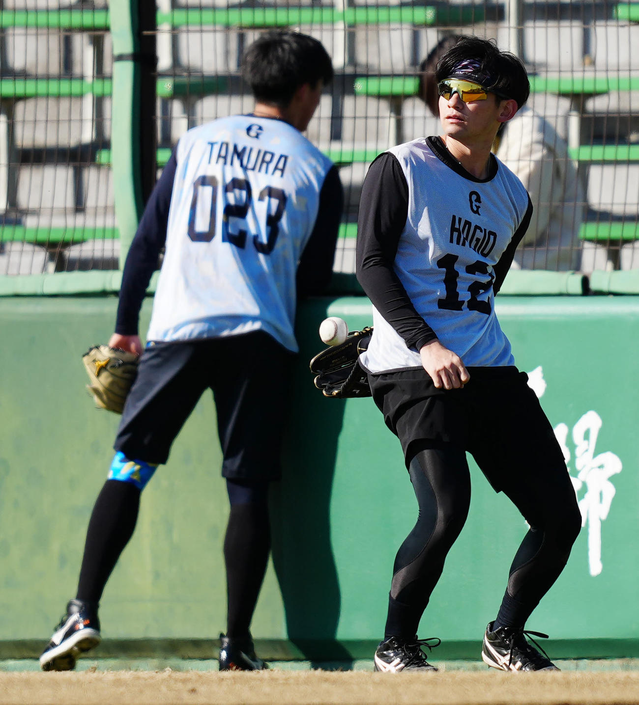 新人合同自主トレ中、背面キャッチする巨人ドラフト2位の萩尾（撮影・江口和貴）