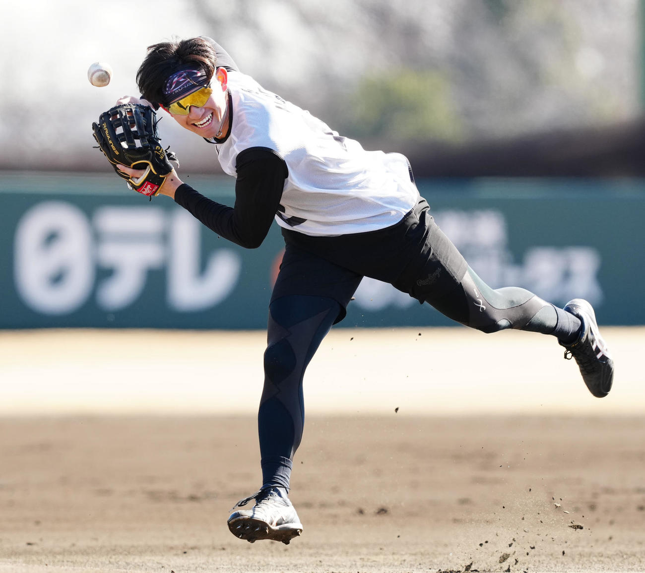 新人合同自主トレで内野ノックを受ける巨人ドラフト2位の萩尾（撮影・江口和貴）