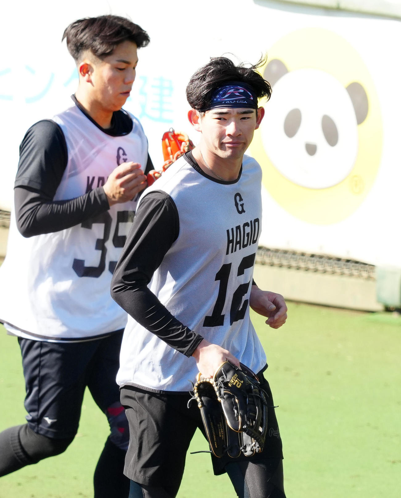 新人合同自主トレ中、走って移動する巨人ドラフト2位の萩尾（右）。左は同4位の門脇（撮影・江口和貴）