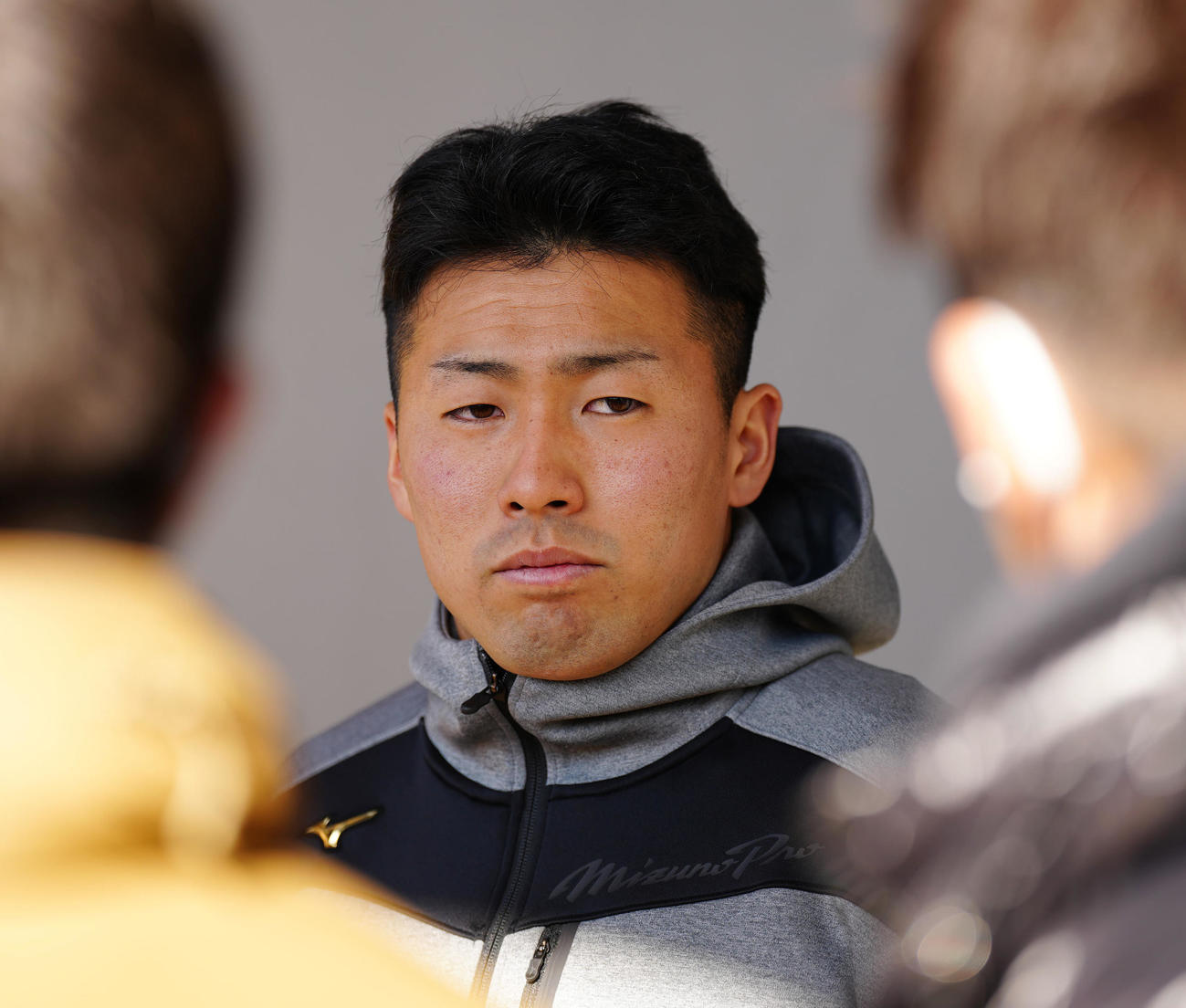 新人合同自主トレ後、取材に応じる巨人ドラフト1位の浅野（撮影・江口和貴）