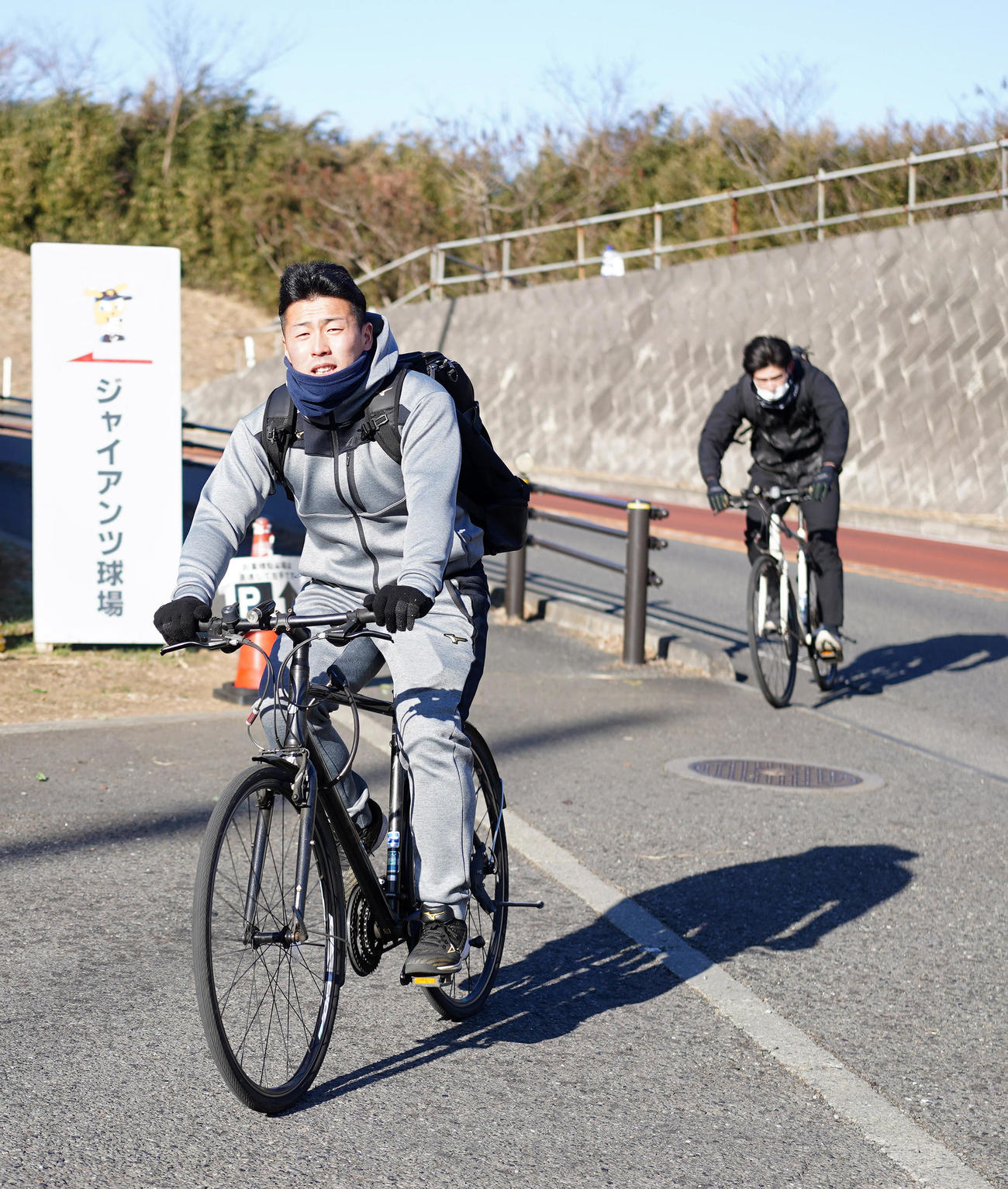 自転車でジャイアンツ球場入りする巨人ドラフト1位の浅野。後方は同2位の萩尾（撮影・江口和貴）