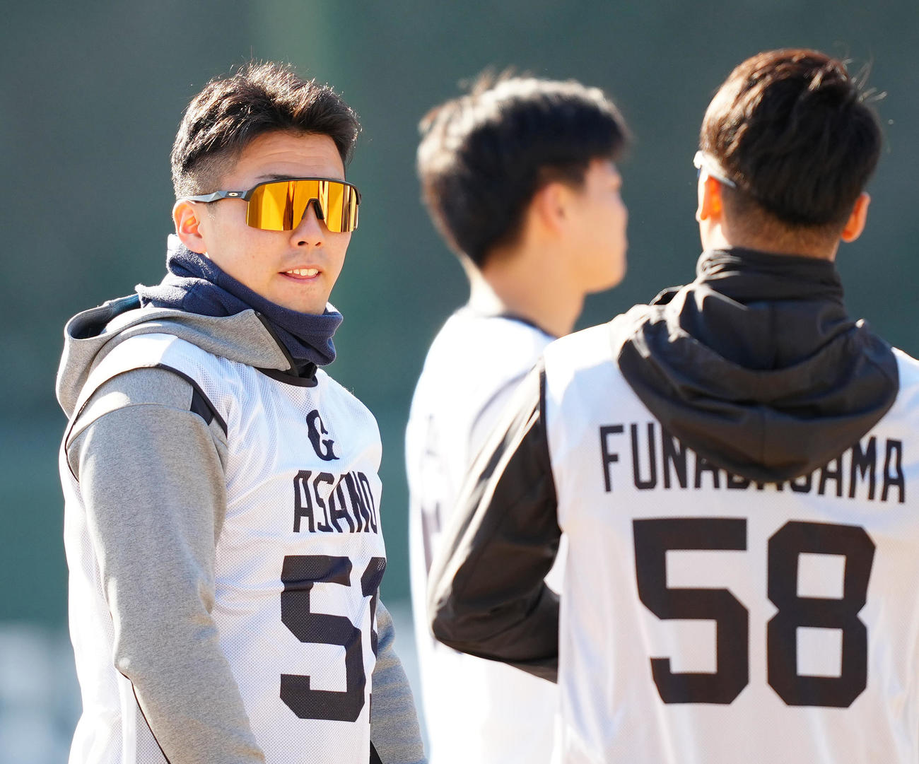 新人合同自主トレ中、借りたサングラスをかける巨人ドラフト1位の浅野（左）（撮影・江口和貴）