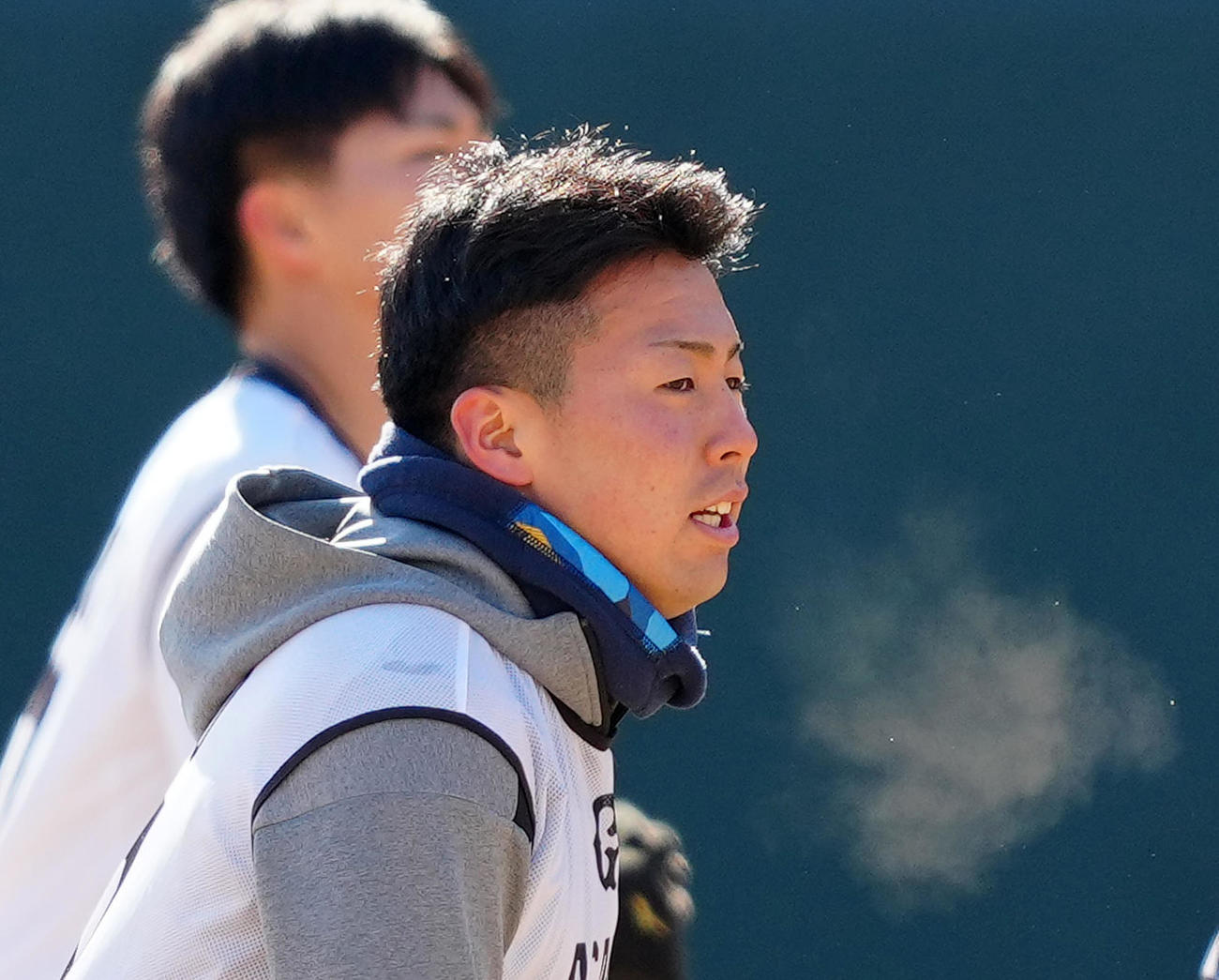新人合同自主トレ中、吐く息が白く見える巨人ドラフト1位の浅野（撮影・江口和貴）