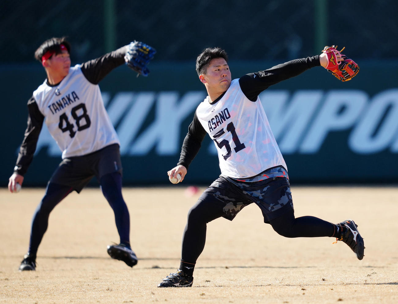 新人合同自主トレでキャッチボールする巨人ドラフト1位の浅野。左は同3位の田中千（撮影・江口和貴）