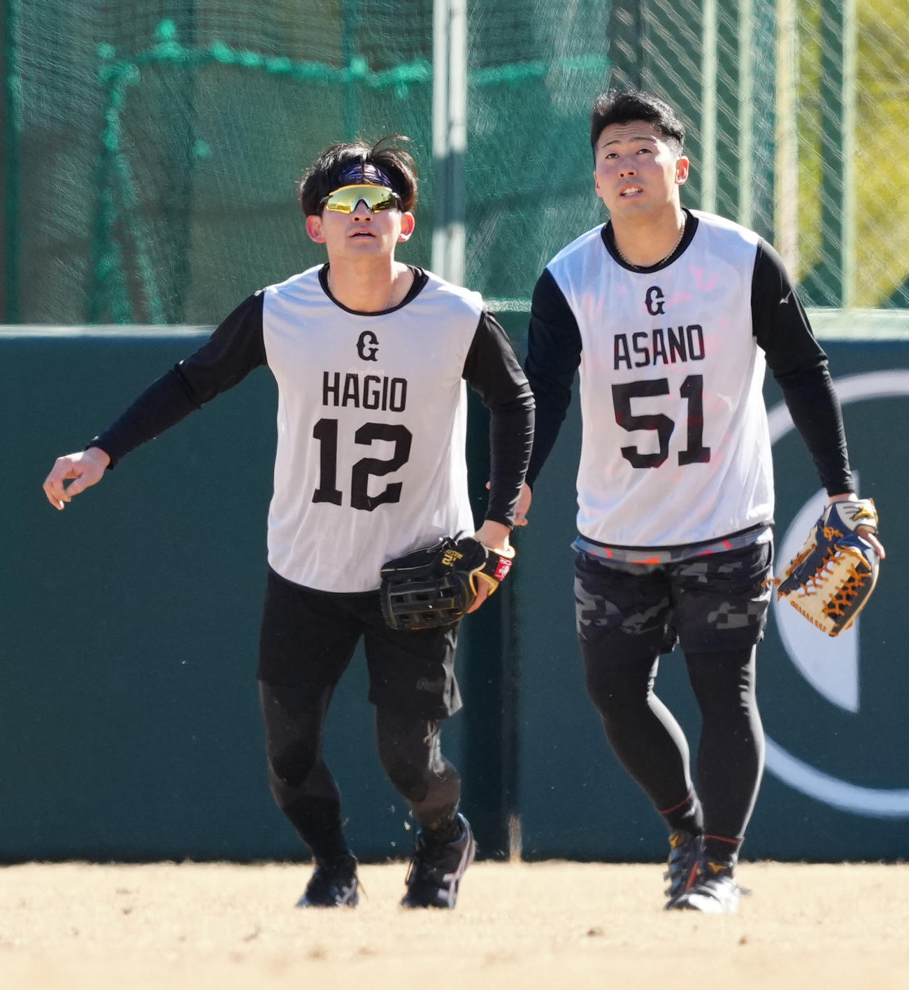 新人合同自主トレで外野ノックを受ける巨人ドラフト1位の浅野（右）と同2位の萩尾（撮影・江口和貴）