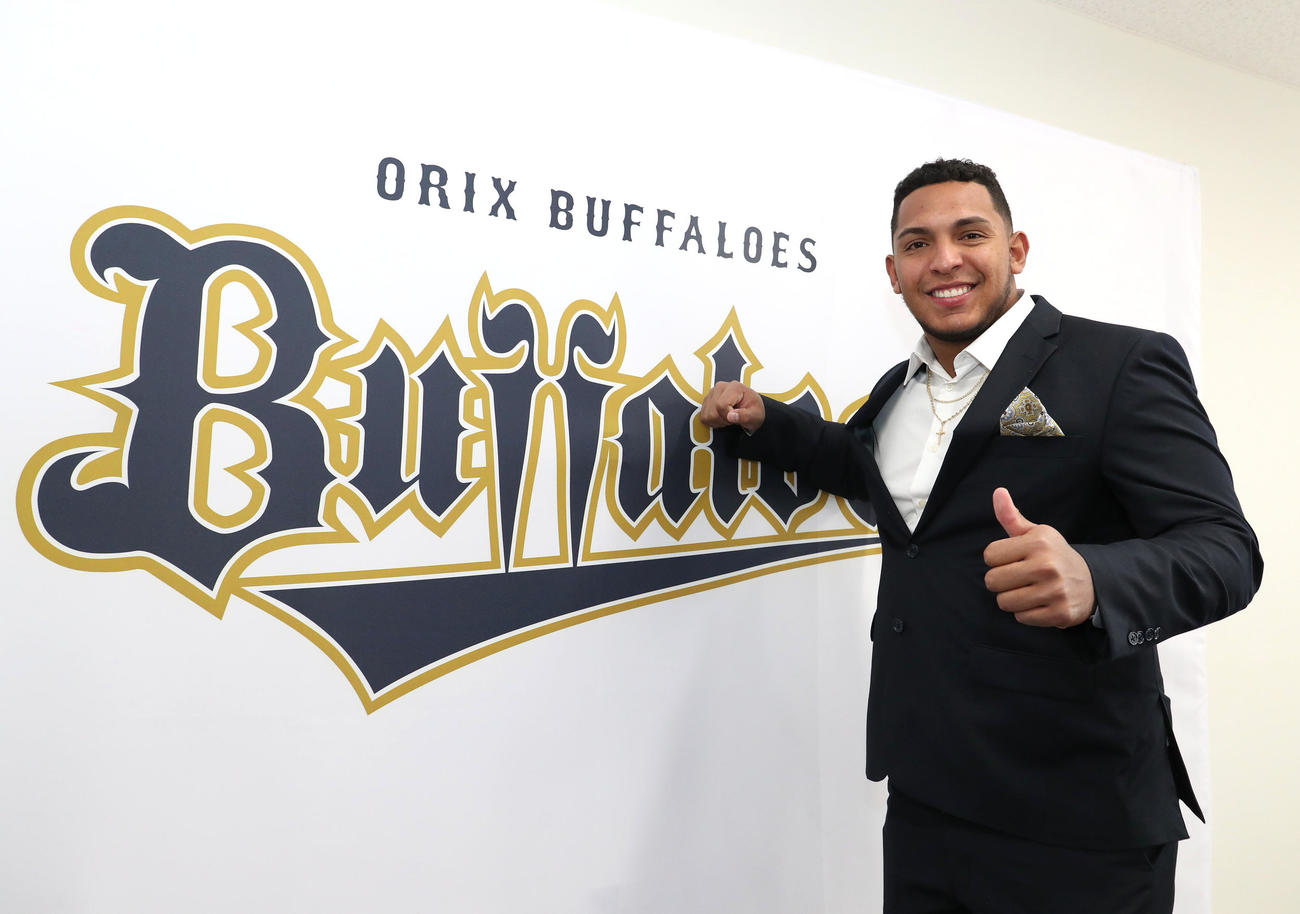 笑顔でサムズアップするオリックスと育成契約したレアンドロ・セデーニョ（撮影・白石智彦）