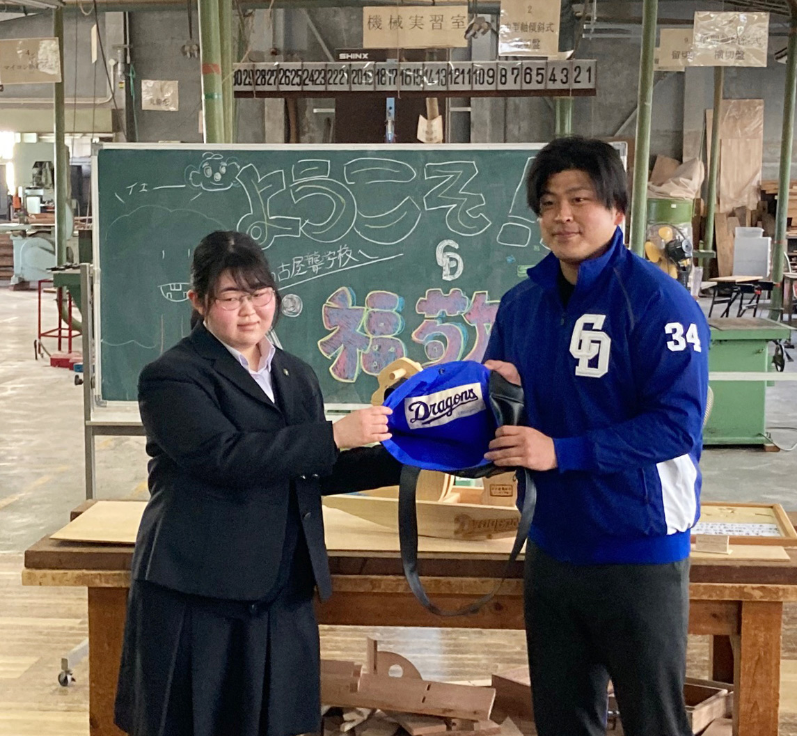 中日福は愛知県立名古屋聾（ろう）学校を訪れ、生徒が作成した御礼の品を受け取る